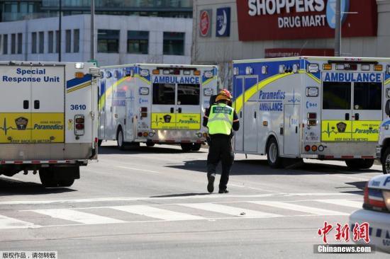 当地时间4月23日，加拿大多伦多发生汽车撞人事件。加拿大警方称，该事件导致9人死亡，16人受伤。据外媒报道，嫌犯已被捕。目前，事故原因以及伤者的伤势仍不清楚。多伦多消防局在社交网站发文称，这个事故“骇人听闻”。有现场目击者称，事发时，曾有人朝着该货车司机大喊“停下来”，不过，该司机“并没那样做，仍然继续开车”。一位当地的执法官员称，这起事件是一场蓄意行动。图为现场周边停放的救护车。