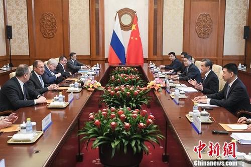 4月23日,中国国务委员兼外交部长王毅在北京与俄罗斯外长拉夫罗夫举行会谈。中新社记者 崔楠 摄 4月23日,中国国务委员兼外交部长王毅在北京与俄罗斯外长拉夫罗夫举行会谈。中新社记者 崔楠 摄