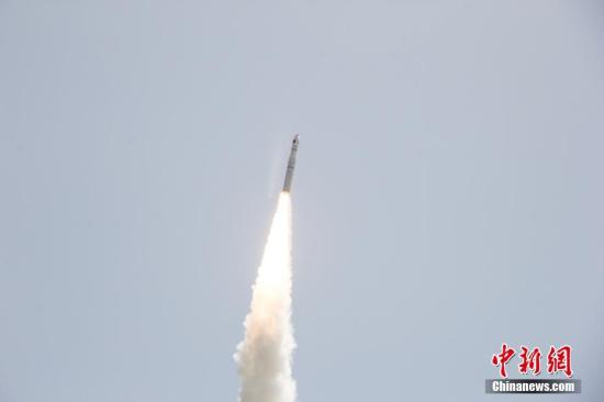 4月26日，北京时间12时42分，中国在酒泉卫星发射中心用长征十一号固体运载火箭，采用“一箭五星”方式，成功将“珠海一号”02组卫星发射升空，卫星进入预定轨道。 这次“一箭五星”发射任务，是中国长征系列运载火箭的第272次飞行。 发 唐明军 摄