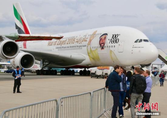 图为4月27日，参展的一架阿联酋航空A380客机。
<a target='_blank' href='http://www.chinanews.com/'>中新社</a>记者 郭泰 摄