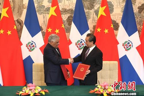 5月1日，中国国务委员兼外交部长王毅在北京同多米尼加共和国外长巴尔加斯签署《中华人民共和国和多米尼加共和国关于建立外交关系的联合公报》。自公报签署之日起，中华人民共和国和多米尼加共和国相互承认并建立大使级外交关系。<a target='_blank' href='http://www.chinanews.com/'>中新社</a>记者 盛佳鹏 摄