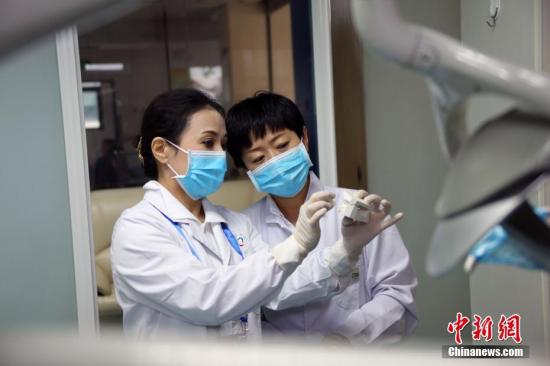 工作中的医生。<a target='_blank' href='http://www-chinanews-com.jindong-cn.com/'>中新社</a>记者 任海霞 摄 工作中的医生。<a target='_blank' href='http://www-chinanews-com.jindong-cn.com/'>中新社</a>记者 任海霞 摄