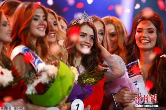 当地时间2018年5月4日，2018年白俄罗斯小姐选美大赛在明斯克落幕，Mariya Vasilevich（中）摘得桂冠，成为新科白俄罗斯小姐。