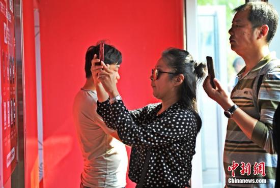 图为顾客在店内挑选商品。 <a target='_blank' href='http://www.chinanews.com/'>中新社</a>记者 韩冰 摄 图为顾客在店内挑选商品。 <a target='_blank' href='http://www.chinanews.com/'>中新社</a>记者 韩冰 摄