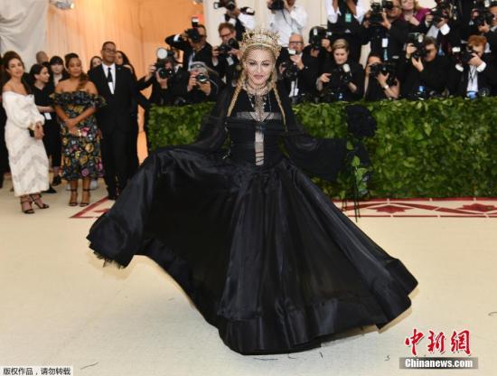 麦当娜皇冠面纱 黑色蓬蓬裙似黑暗圣母。
