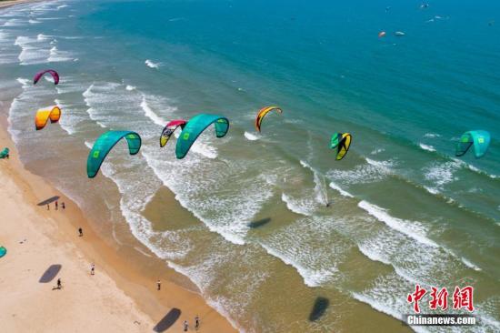 Kite-flying festival was held in Qinghai, Hainan Province, May 8, 2018. (Photo/China News Service)