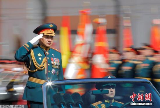 资料图：2018年5月，俄罗斯莫斯科红场举行阅兵式纪念卫国战争胜利73周年，国防部长绍伊古检阅部队。