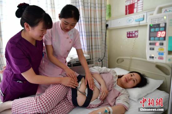 资料图：医院护士为孕妇做胎心监测。/p中新社记者 翟羽佳 摄