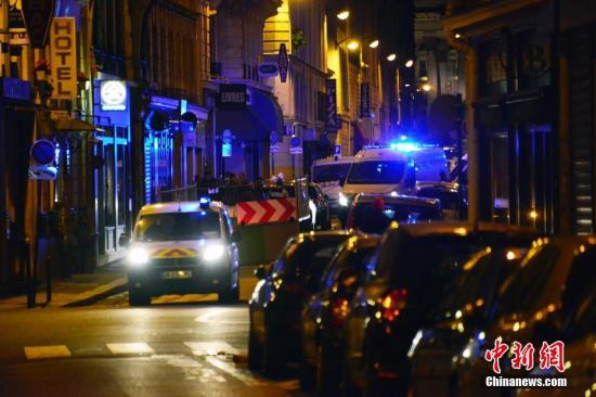 目前，巴黎检方反恐部门以涉恐罪名介入调查。事发后，极端组织“伊斯兰国”宣称对此次袭击负责。