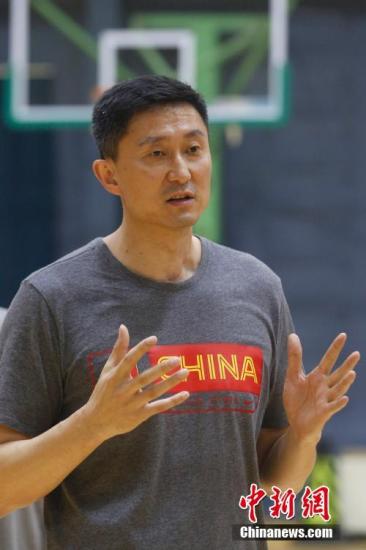 5月14日，中國男籃藍隊主教練杜鋒在訓練后介紹藍隊訓練情況。當日，中國男籃集訓隊藍隊在北京舉行公開訓練課。<a target='_blank' href='/'>中新社</a>記者 韓海丹 攝