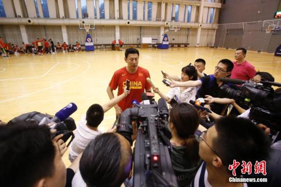 5月15日，中国男篮红队主教练李楠在训练后接受媒体采访。当日，中国男篮集训队红队在北京举行公开训练课。中新社记者 韩海丹 摄
