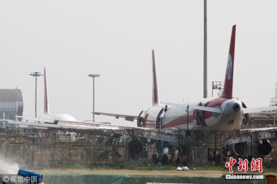 5月14日17时，成都机务人员正在对注册号为B-6419的空客A319客机进行检查，破损的右侧风挡玻璃处已经被临时遮挡。5月14日早上6：26，从重庆江北国际机场出发前往拉萨的四川航空3U8633次航班在成都区域巡航阶段时，右座前风挡玻璃破裂脱落，随后飞机挂出7700紧急代码并立即备降成都双流国际机场。 汪龙华 摄 图片来源：视觉中国