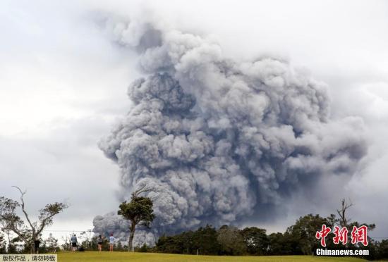 当地时间5月15日,美国夏威夷基拉韦厄火山不断喷发,现场浓烟滚滚直冲云霄。 当地时间5月15日,美国夏威夷基拉韦厄火山不断喷发,现场浓烟滚滚直冲云霄。