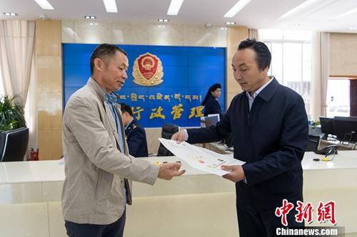 资料图:颁发营业执照。中新社记者 何蓬磊 摄 资料图:颁发营业执照。中新社记者 何蓬磊 摄