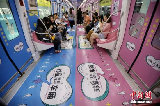 A subway train in Nanjing, Jiangsu Provicne, is decorated with romantic elements. （Photo/China News Service）