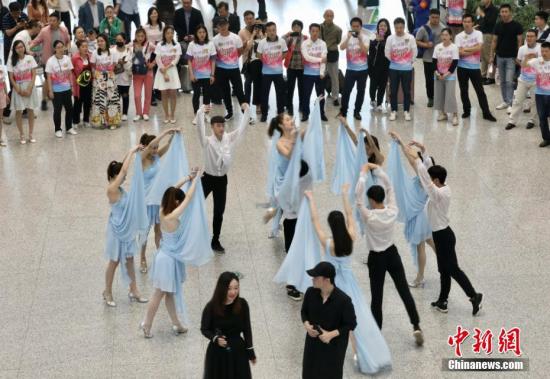 Singles take part in a blind-dating event at the Nanjing Lukou Airport . (Photo/China News Service)