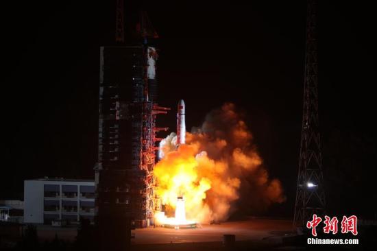 5月21日5时28分，中国在西昌卫星发射中心用长征四号丙运载火箭，成功将探月工程嫦娥四号任务鹊桥号中继星发射升空。图为发射现场。中新社发 梁珂岩 摄