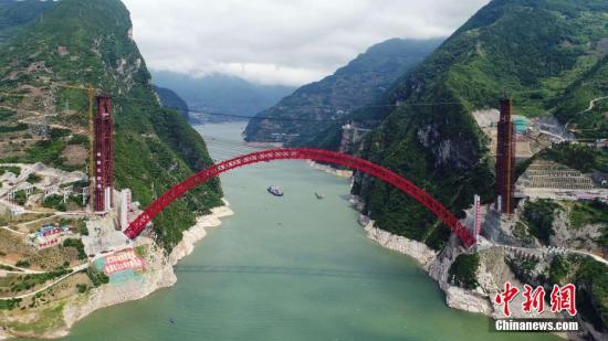 世界最大跨度推力式拱桥全线贯通