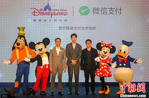 圖為米奇、米妮、唐老鴨等迪士尼卡通人物與微信支付合作方合照。 <a target='_blank' >中新社</a>記者 張煒 攝