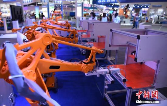 资料图：工业类机器人自动演示作业场景。 /p中新社记者 韩苏原 摄