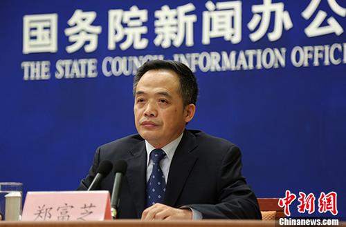 5月25日,记者从中国国务院新闻办公室举行的吹风会上获悉,中国将推动落实乡村教师收入不低于当地公务员平均工资,以解决乡村师资薄弱的问题。中国教育部部长助理郑富芝表示,乡村教师队伍建设的问题,是教育发展“短板中的最短板”,乡村教师薄弱突出表现是“下不去、留不住”,其中重要原因是这些地区老师的待遇比较低。 中新社记者 杨可佳 摄 5月25日,记者从中国国务院新闻办公室举行的吹风会上获悉,中国将推动落实乡村教师收入不低于当地公务员平均工资,以解决乡村师资薄弱的问题。中国教育部部长助理郑富芝表示,乡村教师队伍建设的问题,是教育发展“短板中的最短板”,乡村教师薄弱突出表现是“下不去、留不住”,其中重要原因是这些地区老师的待遇比较低。 中新社记者 杨可佳 摄