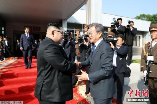 5月26日，韩国总统文在寅在板门店朝方一侧的统一阁与朝鲜国务委员会委员长金正恩举行会晤。