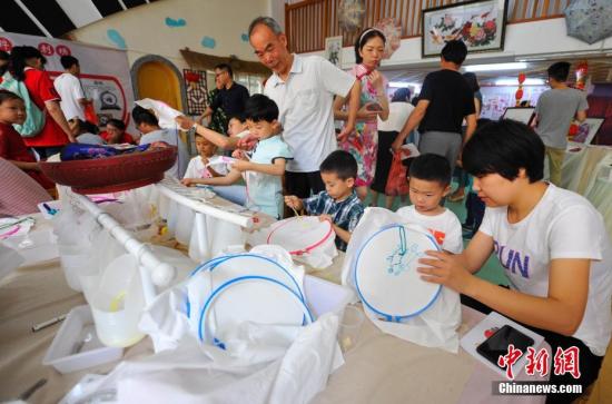 5月28日，江西省新余市某幼儿园举行主题游园活动，皮影戏、木偶剧、剪纸、造纸术、活字印刷等充满中国传统文化元素的互动体验项目，受到孩子和家长们的欢迎。“六一”国际儿童节来临之际，该园以“我的大中国”为主题，设置了15个场馆式、游戏化学习情景，让孩子在为期15天的参观互动过程中了解中国文化。文/王剑 图/赵春亮