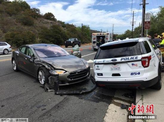 当地时间2018年5月29日，美国加州拉古纳海滩，一辆处于自动驾驶模式的特斯拉轿车撞上了停泊的当地警车。据当地公共信息官员吉姆·科塔(Jim Cota)说，在周二早上发生的撞车事故中，特斯拉司机受了轻伤。事故发生时，警车里并没有警察。