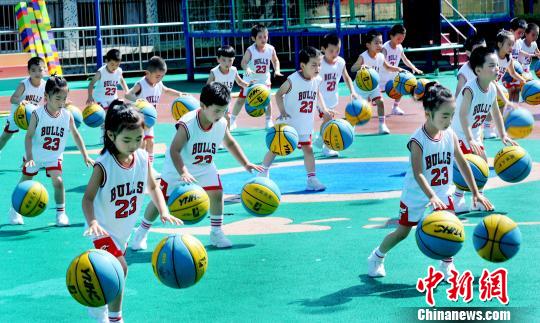 资料图：江铜集团德兴铜矿幼儿园的小朋友表演双手花样拍球，庆祝“六一”国际儿童节。　卓忠伟 摄