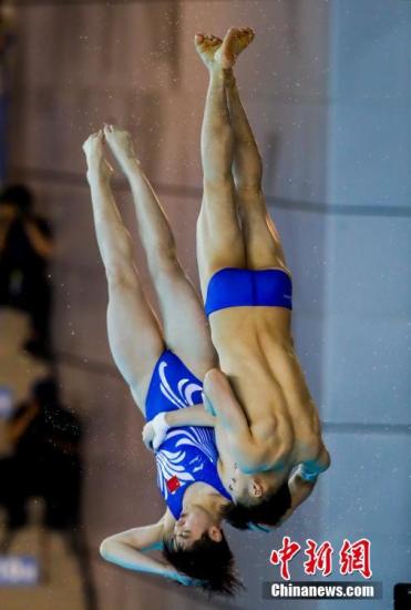 中国队包揽跳水世界杯首日两枚金牌