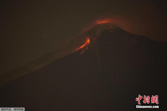 资料图：当地时间6月3日，危地马拉富埃戈火山喷发，周边居民被连夜紧急疏散。据英国广播公司(BBC)6月4日报道，危地马拉富埃戈火山喷发，已导致7人遇难，近300人受伤。