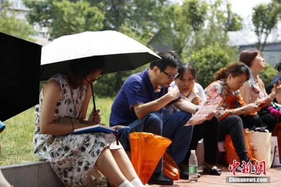 陪考家长等待参加首场考试的孩子。<a target='_blank' href='http://www.chinanews.com/'>中新社</a>记者 沙见龙 摄 陪考家长等待参加首场考试的孩子。<a target='_blank' href='http://www.chinanews.com/'>中新社</a>记者 沙见龙 摄