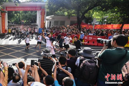 6月8日下午，湖南长沙市一中考点外，考生们跑出考场，庆祝高考结束。当日，全国部分地区2018年高考结束。 中新社记者 杨华峰 摄