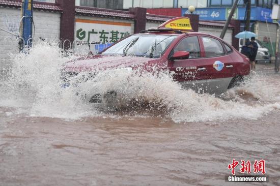 台风艾云尼开启倒水模式 已致5死1失踪