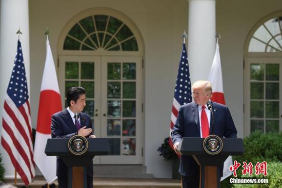 资料图：当地时间2018年6月7日，美国总统特朗普(右)在白宫会见日本首相安倍晋三，并共同会见记者。 <a target='_blank' href='/'>中新社</a>记者 刁海洋 摄