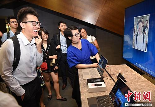 6月8日，耶鲁北京中心组织校友前往位于北京中关村的微软新世界Center One，参观在此展示的消费级人工智能场景、云计算和HoloLens MR(混合现实头戴式显示器)中的最新技术。图为参观者体验人脸识别技术。 /p中新社记者 侯宇 摄
