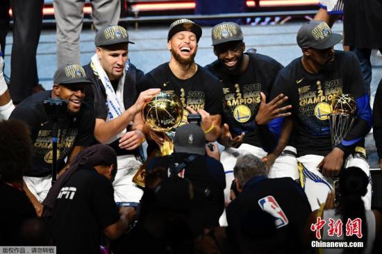 资料图：2018年勇士夺得NBA总冠军，杜兰特当选此次总决赛最有价值球员(FMVP)。