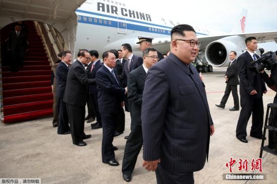 “金特会”在即，6月10日下午，朝鲜领导人金正恩乘机抵达新加坡，新加坡外长维文对金正恩表示欢迎。金正恩的车队随后抵达新加坡瑞吉酒店。