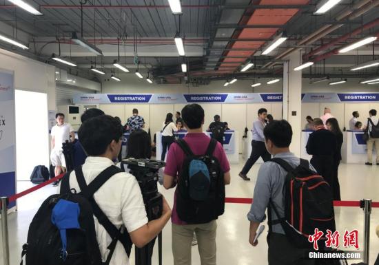 6月10日,新加坡为“金特会”而设在F1维修大楼的国际媒体中心正式开放,多国媒体记者陆续抵达媒体中心等待注册,领取记者证。 <a target='_blank' href='http://www.chinanews.com/' >中新网</a>记者 孟湘君 摄 6月10日,新加坡为“金特会”而设在F1维修大楼的国际媒体中心正式开放,多国媒体记者陆续抵达媒体中心等待注册,领取记者证。 <a target='_blank' href='http://www.chinanews.com/' >中新网</a>记者 孟湘君 摄