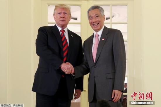 当地时间6月11日上午，美国总统特朗普抵达新加坡总统府，与新加坡总理李显龙进行了双边会晤，两人随后共进工作午餐。