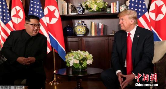 资料图片：朝鲜最高领导人金正恩与美国总统特朗普会晤现场。