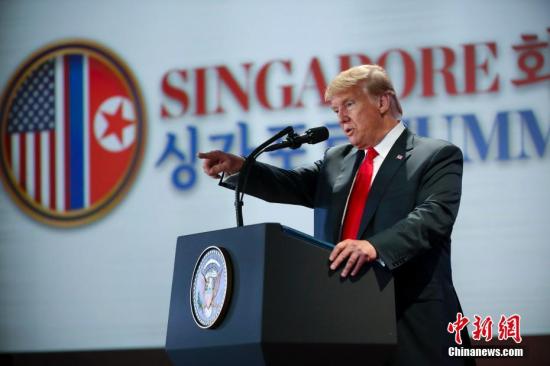 6月12日下午，美国总统特朗普在新加坡圣淘沙岛上的嘉佩乐酒店举行记者会。中新社记者 刘震 摄