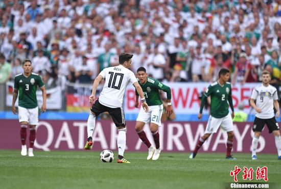 北京时间6月17日晚，世界杯小组赛F组迎来焦点之战，卫冕冠军德国队迎战墨西哥。上半场，墨西哥队防守反击相当出色，凭借洛萨诺禁区里的低射入网1-0取得领先。下半场，德国队虽多次形成围攻之势，但始终未能攻破墨西哥队的大门，本届世界杯首战爆冷，以0-1负于墨西哥。 <a target='_blank' href='http://www.chinanews.com/'><p  align=