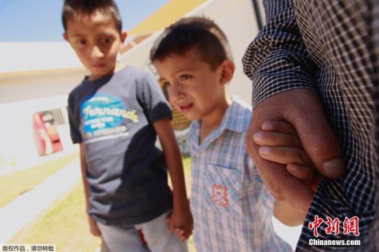 资料图：在了解了美国“零容忍”政策后，为了不让孩子与自己分开，一名来自萨尔瓦多的父亲决定和自己两个儿子留在墨西哥。