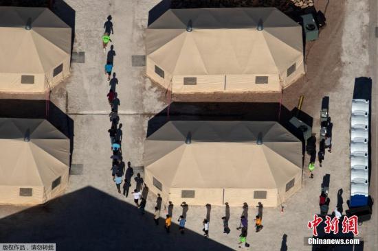 当地时间2018年6月19日，美国得克萨斯州厄尔巴索，移民儿童被安置在美墨边境新建的帐篷内。在特朗普政府对移民实施的“零容忍”政策下，六周内有近2000名儿童在美国南部边境与父母或监护人被拆散。
