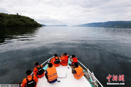 印尼媒体晚间最新披露了官方公布的上述数字。当天的搜救工作因天黑已暂停。目前救援已转入湖底搜救，除了原有救援力量外，印尼海军也派出24名陆战队员携带无人潜水设备参与救援。