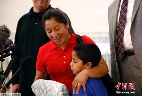 当地时间2018年6月22日，美国马里兰州林西克姆，一对母子在巴尔的摩/华盛顿瑟古德-马歇尔国际机场团聚。
