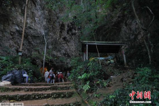 当地时间6月25日，泰国清莱一支16岁以下足球队的13名队员被困在Tham Luang洞穴内，救援人员赶到现场展开营救。