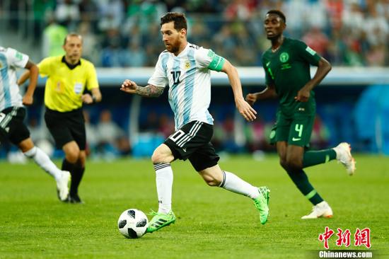 北京时间6月27日凌晨，阿根廷队2-1战胜尼日利亚。克罗地亚、阿根廷分列D组第一第二晋级16强。阿根廷将与C组第一法国队争夺一个8强席位。 中新社记者 富田 摄