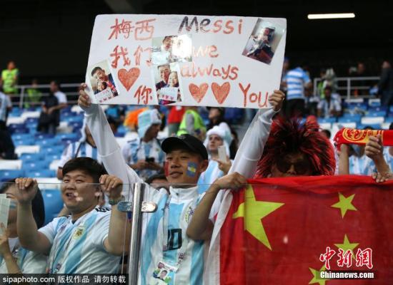 在中国，梅西圈粉无数，很多人也是通过梅西爱上了阿根廷。在本届世界杯看台上，经常能看到为梅西和阿根廷打call的中国球迷。 图片来源：Sipaphoto版权作品 禁止转载